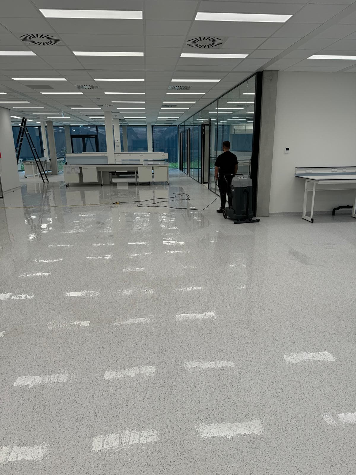 Na-oplevering reiniging en afwerking van gebouwen.