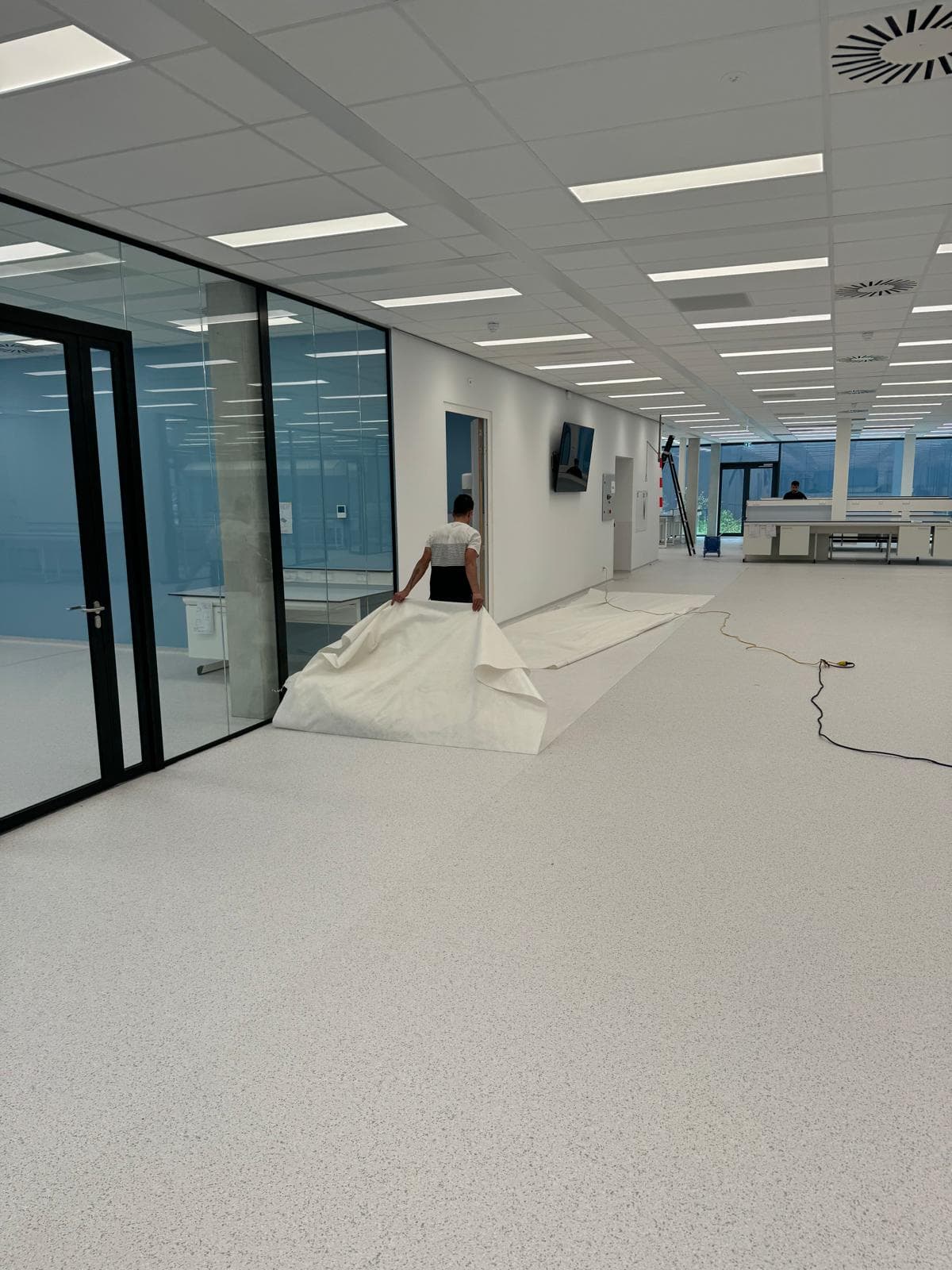 Schoonmaakdiensten voor bouwprojecten en utiliteitsbouw.